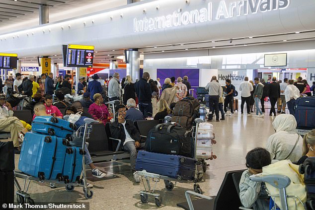 Frustrierte Fluggäste warten am Flughafen Heathrow, während das anhaltende Chaos im Flugverkehr auch heute noch anhält