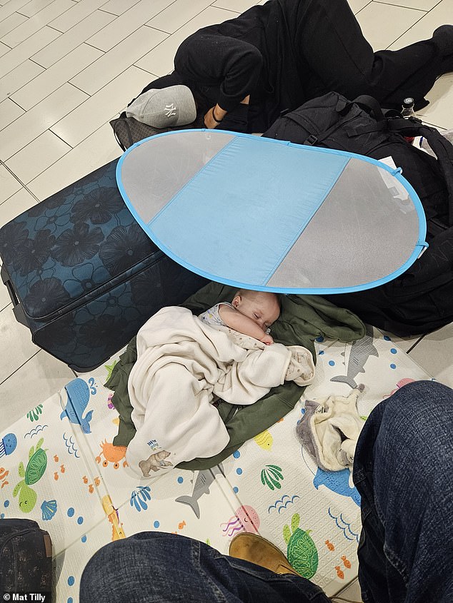 Familien, auch solche mit kleinen Babys, werden in Flughäfen gezwungen, auf dem Boden zu schlafen