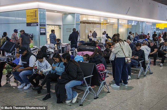 Nach dem Zusammenbruch der Flugsicherung am Montag warten Familien geduldig auf ihren Flug in Heathrow