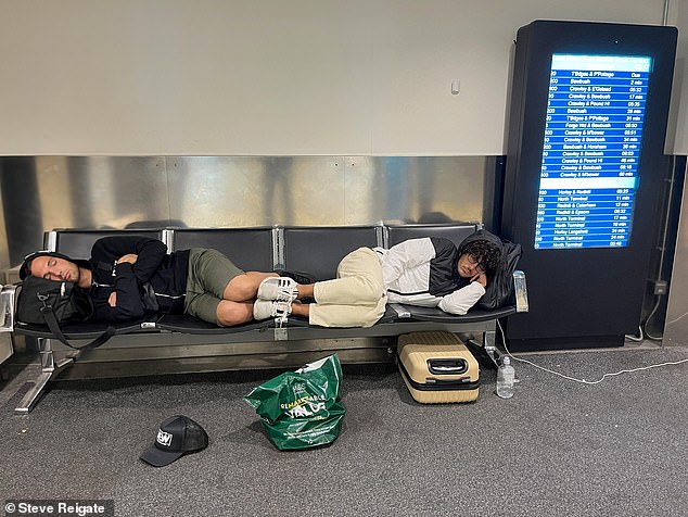 Passagiere, die wegen eines NATS-Fehlers über Nacht am Flughafen Gatwick gestrandet waren, schliefen auf den Sitzen