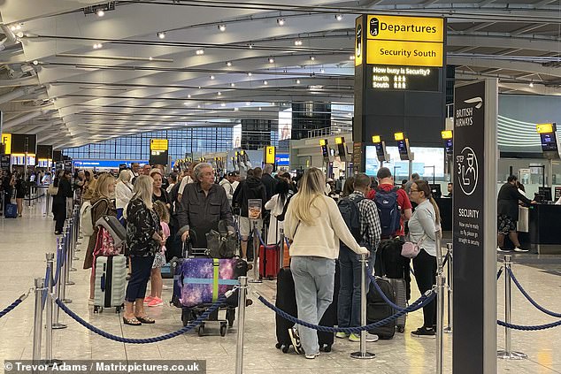 Abgebildet sind Passagiere am Terminal 5 des Flughafens London Heathrow, während das Chaos im Flugverkehr anhält