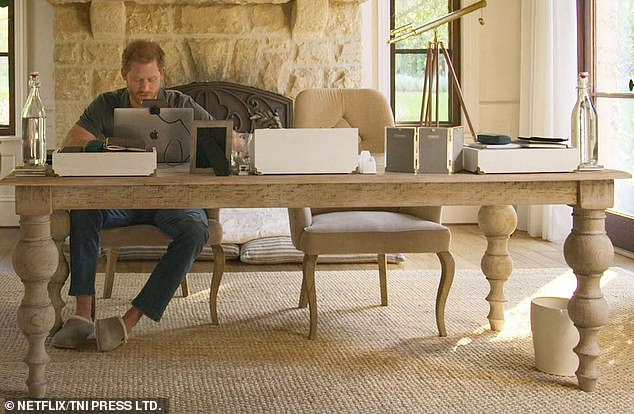Der lange Tisch aus trendigem Altholz war schon mehrfach vor der Kamera zu sehen, als das Paar in seinem Büro filmte