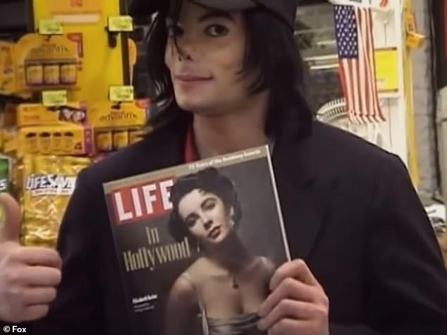 Sie kommt mir bekannt vor: Jackson zeigte einen Daumen nach oben, nachdem er ein Exemplar des Life-Magazins gefunden hatte, auf dem ein jugendliches Titelbild seiner alten Freundin Elizabeth Taylor prangte