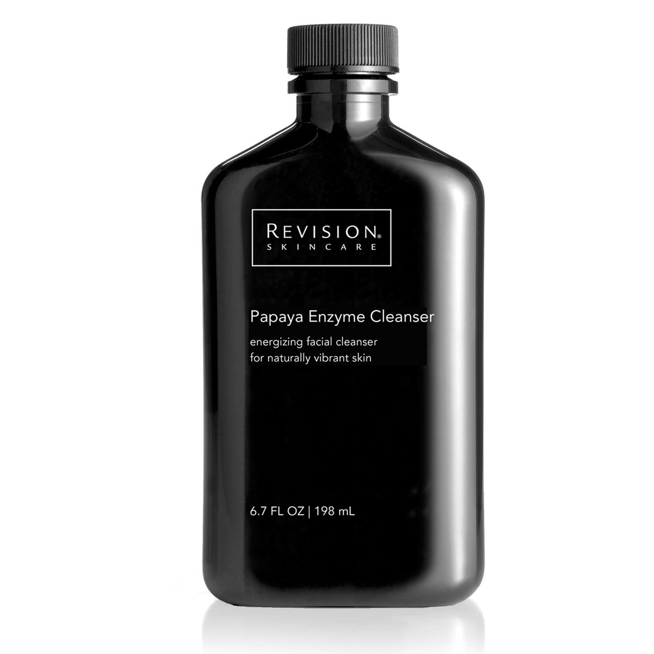 Eine schwarze Flasche Revision Skincare Papaya Enzyme Cleanser auf weißem Hintergrund