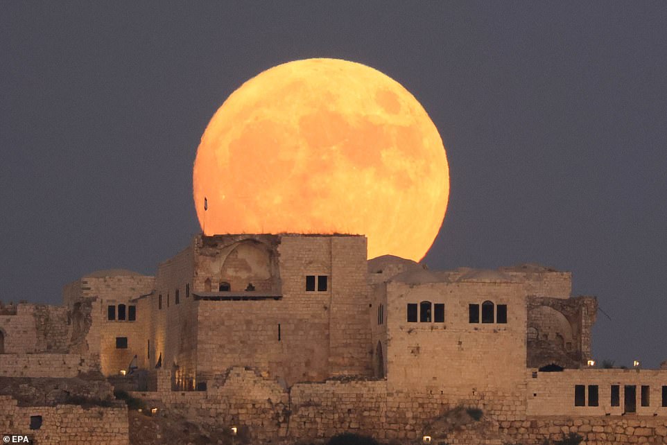 ISRAEL: Super Blue Moon erhebt sich über einer alten Festung im Migdal-Zedek-Nationalpark in der Nähe von Rosh Haayin
