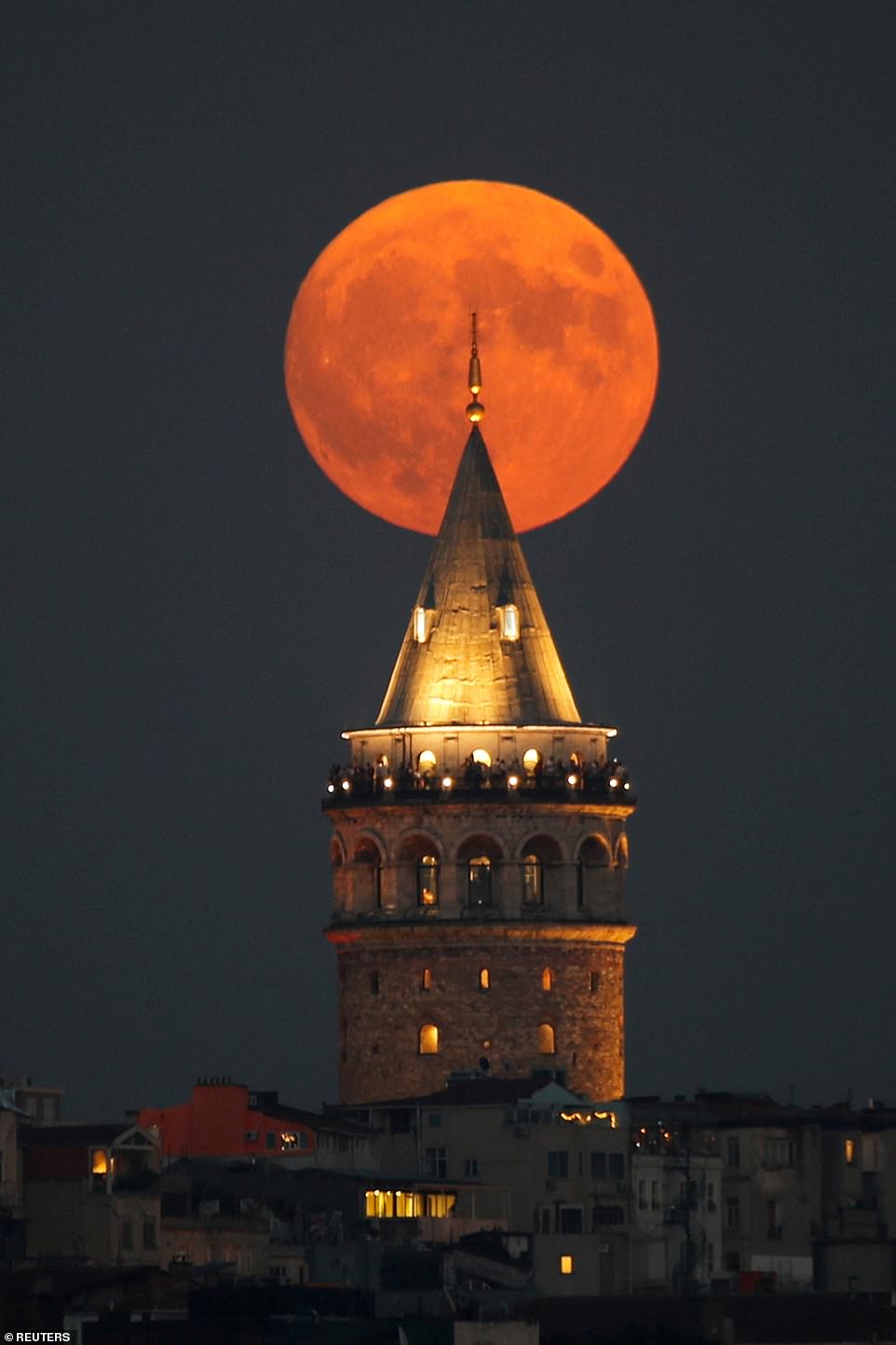 Hinter dem Galata-Turm in Istanbul geht ein Vollmond auf, der als „Blauer Mond“ bekannt ist