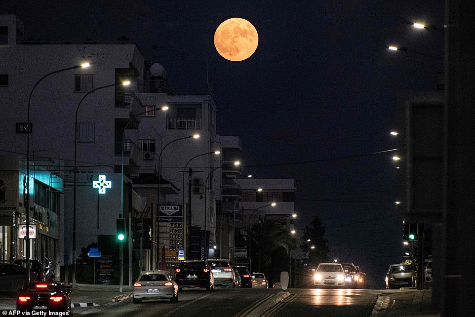 ZYPERN: Der Blaue Supermond erhebt sich über Fahrzeugen entlang einer Straße in Nikosia