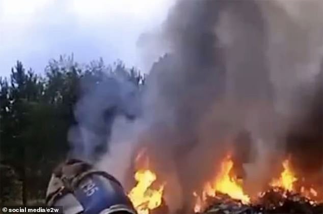 Nach dem Absturz des Flugzeugs Jewgeni Prigoschin in der russischen Region Twer sind Flammen zu sehen