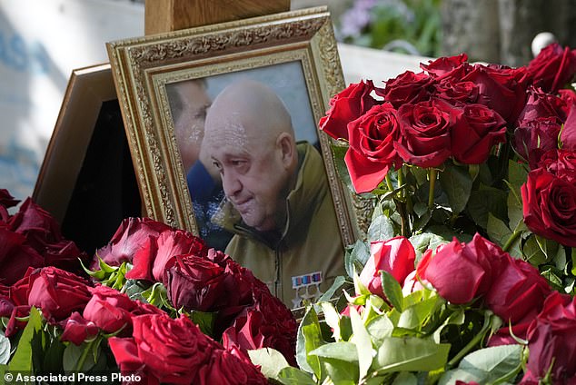 Ein Porträt des Chefs der Wagner-Gruppe, Jewgeni Prigoschin, liegt am Mittwoch auf Blumen auf dem Grab auf dem Porochowskoje-Friedhof in St. Petersburg, Russland