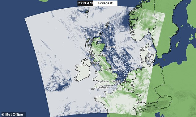 Klarer Himmel: Großbritannien sollte um 02:35 BST weitgehend wolkenfrei sein, obwohl die Wolken im Südwesten Englands und in weiten Teilen von Wales der neuesten Prognose zufolge Probleme haben könnten