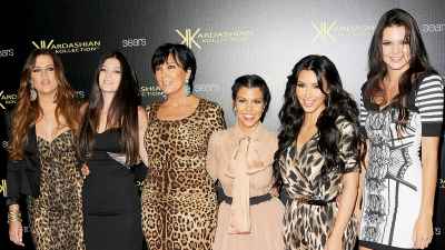 Khloe Kardasian, Kylie Jenner, Kris Kardashian, Kourtney Kardashian, Kim Kardashian und Kendall Jenner nehmen am 17. August 2011 an der Kardashian Kollection Launch Party im The Colony in Hollywood, Kalifornien, teil.