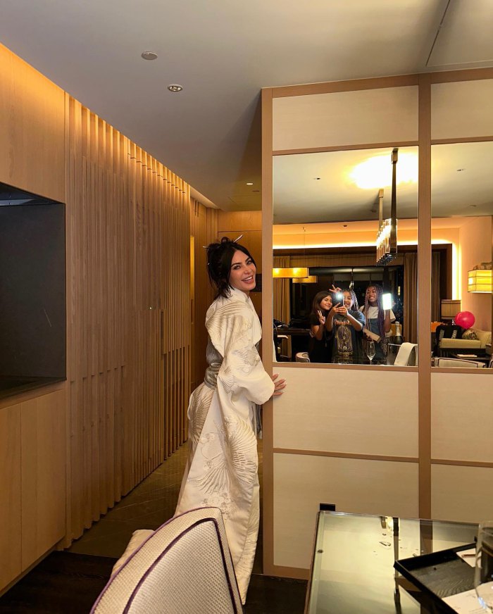 Kim Kardashian trägt in Japan einen weißen Kimono