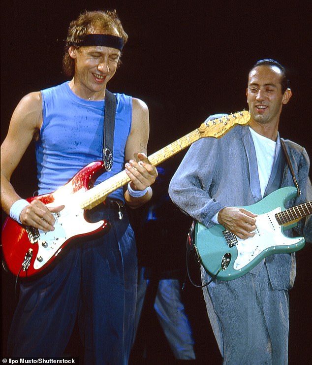 Tragisch: Der Tod des Musikers wurde in einem bewegenden Beitrag der Band online bekannt gegeben (Jack ist rechts mit Mark Knopfler bei einem Auftritt im Jahr 1985 abgebildet).