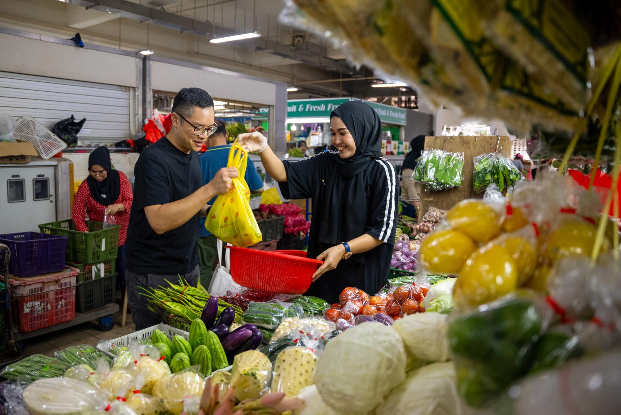 Chefkoch Malcolm Lee kauft Zutaten auf dem Geylang Serai-Markt in Zentral-Singapur.