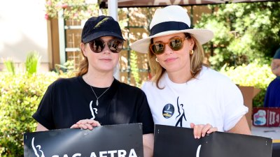 Sehen Sie Amy Adams, Elizabeth Banks und weitere Stars auf der SAG-AFTRA-Streikpostenlinie