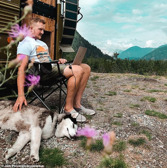 Das Paar genießt es, anderen Campern in den sozialen Medien Tipps zu geben.  Matt hat ein Bild mit ihrem Hund, während er unterwegs an seinem Laptop arbeitet