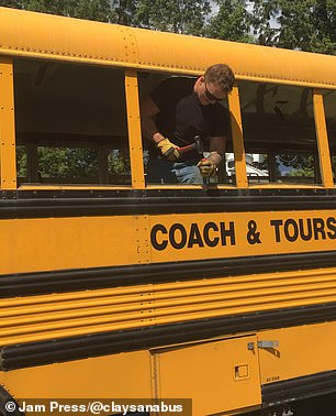 Das Paar renovierte seinen Schulbus nach dem Kauf im Jahr 2019