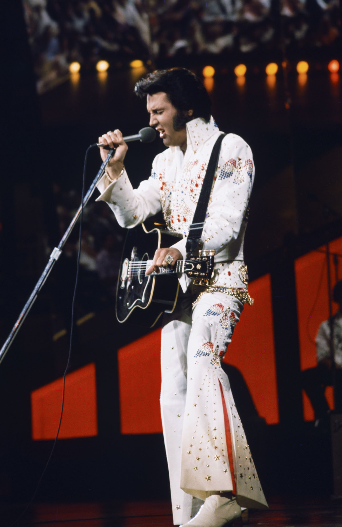 Elvis Presley während eines Live-Auftritts im Honolulu International Center in Honolulu, Hawaii