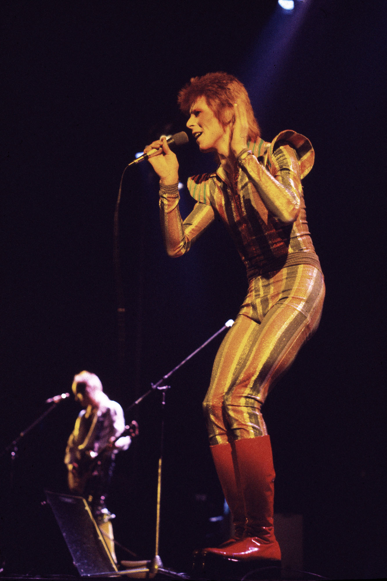 David Bowie tritt auf seiner Ziggy Stardust/Aladdin Sane-Tour auf der Bühne auf