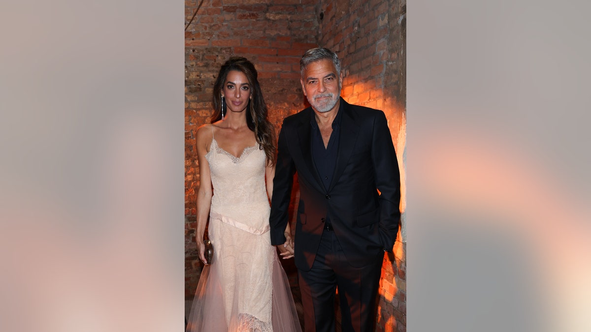 Amal Clooney geht mit George Clooney spazieren