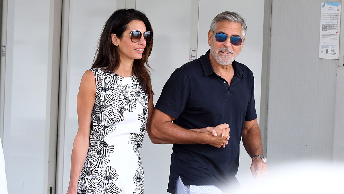 Amal Clooney und George Clooney gehen gemeinsam spazieren