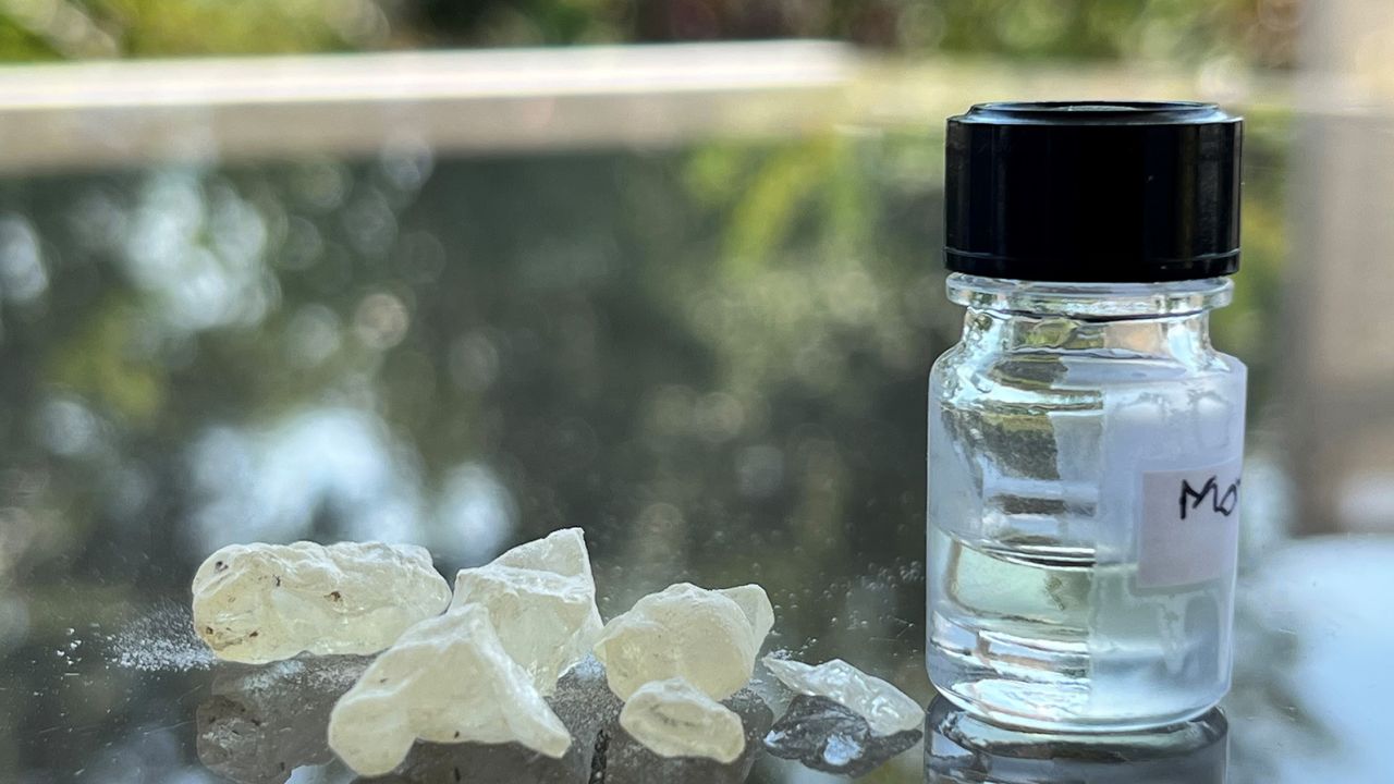 Dammar-Harz, eine Zutat bei der Einbalsamierung, neben einer Flasche des antiken Duftes, den die Parfümeurin Carole Calvez auf der Grundlage wissenschaftlicher Analysen neu kreiert hat.