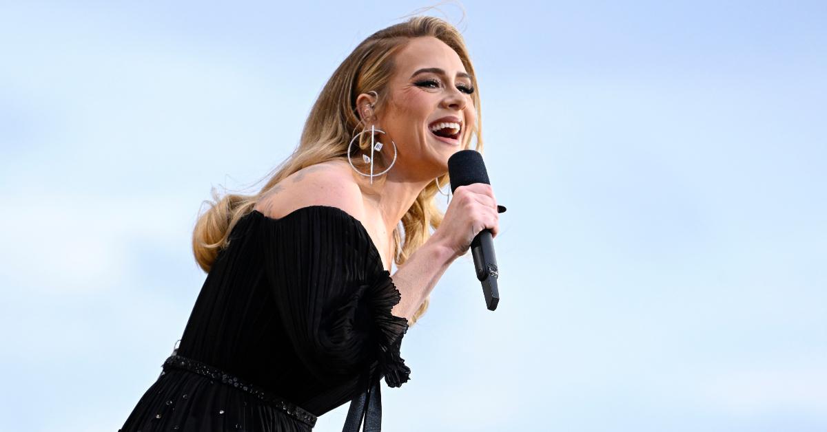 Adele tritt im Juli 2022 auf.