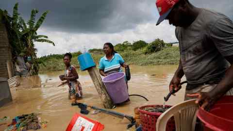 Menschen versuchen, ihr Hab und Gut in einem überschwemmten Teil Ecuadors zu retten