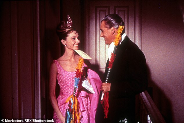 Im Erfolgsfilm Frühstück bei Tiffany aus dem Jahr 1961 trug Holly Golightly (gespielt von Audrey Hepburn) das Kleid mit einer rosa Tiara