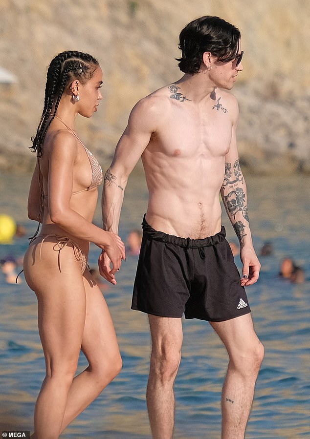 Wow!  FKA Twigs stellte am Sonntag ihren sensationellen Körperbau zur Schau, als sie mit ihrem Freund Jordan Hemingway am Strand von Ibiza ankam