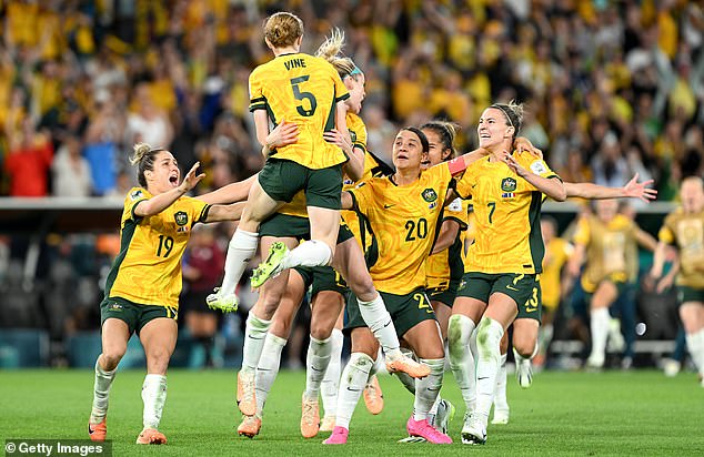 Joyce verpasste das spannende Elfmeterschießen, das Australien ins Halbfinale gebracht hat (im Bild feiern Matildas-Spieler den Sieg)