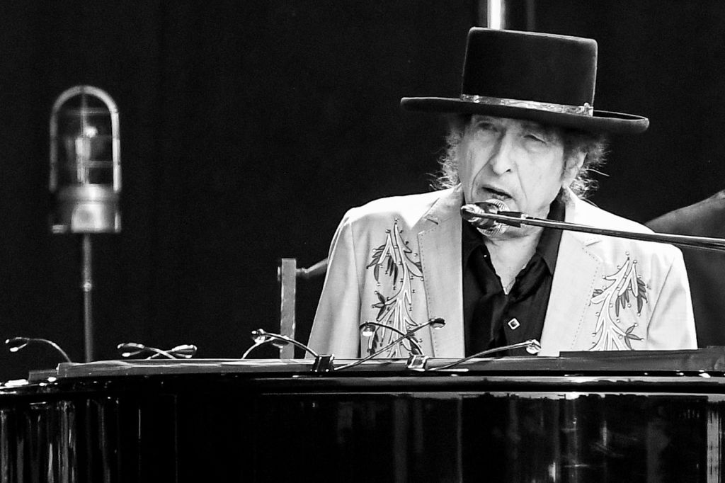 Bob Dylan sitzt am Keyboard