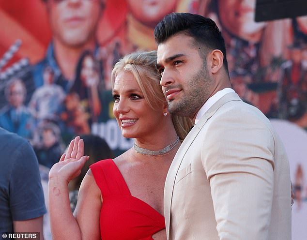 Das Neueste: Britney Spears‘ entfremdeter Ehemann Sam Asghari, 29, hat sein Schweigen gebrochen, nachdem bekannt wurde, dass er die Scheidung von seiner entfremdeten Frau, 41, einreicht. Abgebildet 2019 in LA