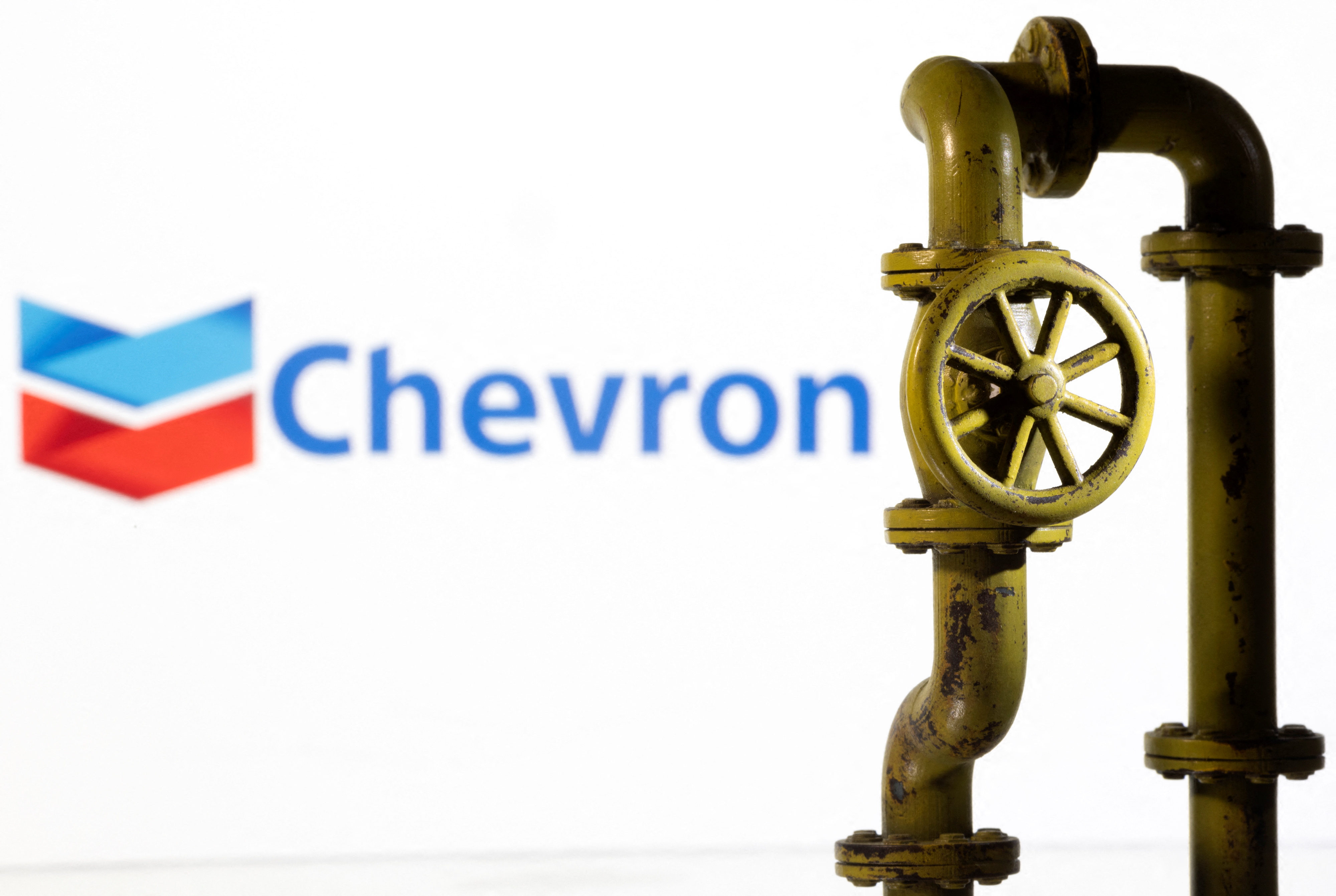 Die Abbildung zeigt das Chevron-Logo und die Erdgaspipeline