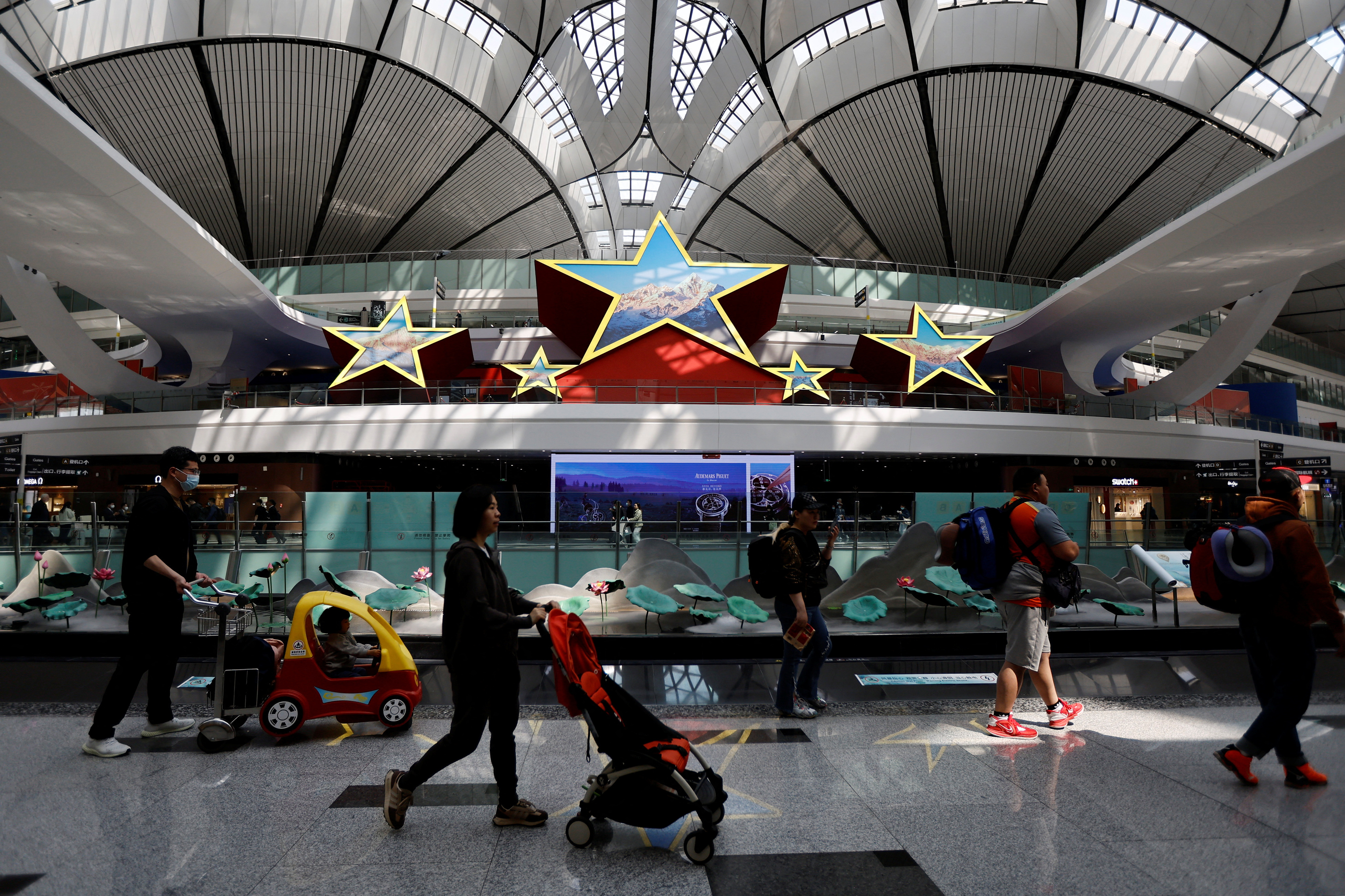Reisende am internationalen Flughafen Peking-Daxing