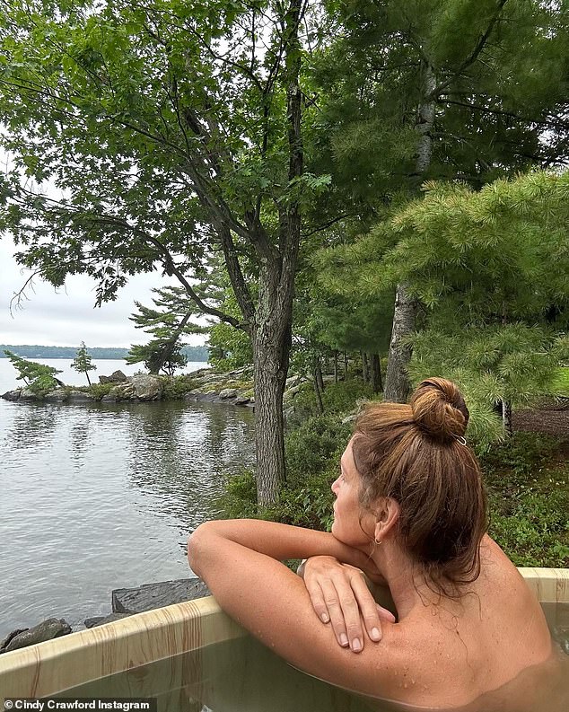 Leben am See: Cindy Crawford legte diese Woche eine rassige Darbietung hin, als sie oben ohne für einen heißen Urlaubsschnappschuss posierte