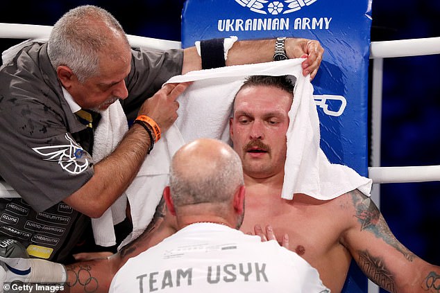 Oleksander Usyk hatte Zeit, sich zu erholen, nachdem er in der fünften Runde des Schwergewichts-Titelkampfs einen schweren Schlag von Daniel Dubois einstecken musste
