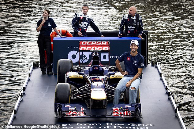Daniel Ricciardo reiste in die Vergangenheit zurück, als er sein altes Toro-Rosso-Auto wiedersah