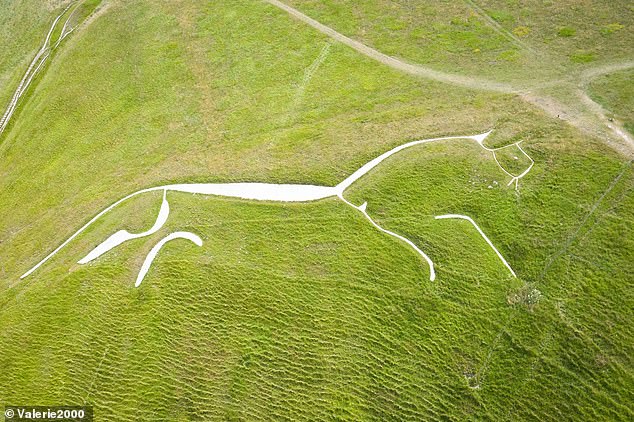 Englands ältestes weißes Pferd, das südlich des Oxfordshire-Dorfes Uffington gefunden wurde, wurde auf die spätere Bronze- oder Eisenzeit zwischen 1740 v. Chr. und 210 v. Chr. datiert