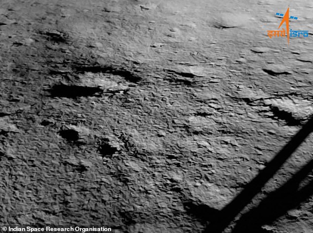 Das erste Foto von Chandrayaan-3 von der Mondoberfläche zeigt eine „relativ“ flache Region des Südpols.  Dies ist ziemlich ungewöhnlich, da die Südregion des Mondes für ihr holpriges und raues Gelände bekannt ist