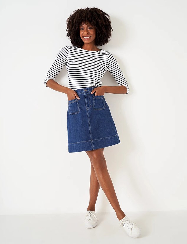 Gekleidet, um zu beeindrucken: Ein Model trägt einen Jeans-Minirock von M&S für 49 £