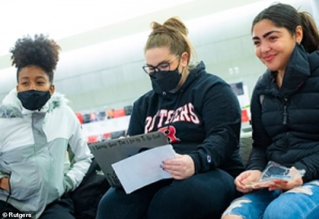 Die Rutgers University in New Jersey gab heute bekannt, dass Gesichtsbedeckungen für alle Mitarbeiter und Studenten obligatorisch sein werden (Bild von Rutgers-Studenten mit Gesichtsmasken)
