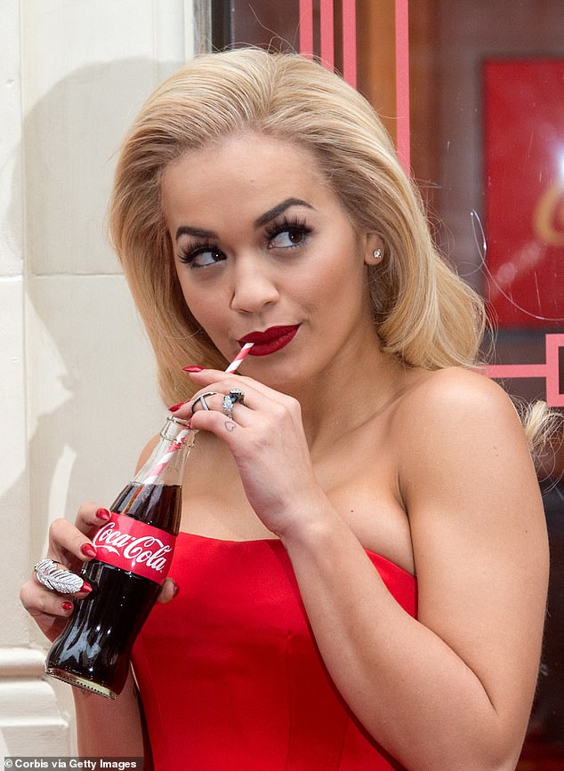 Werbung: Rita Ora ist Markenbotschafterin für die ikonische Flasche von Coca-Cola