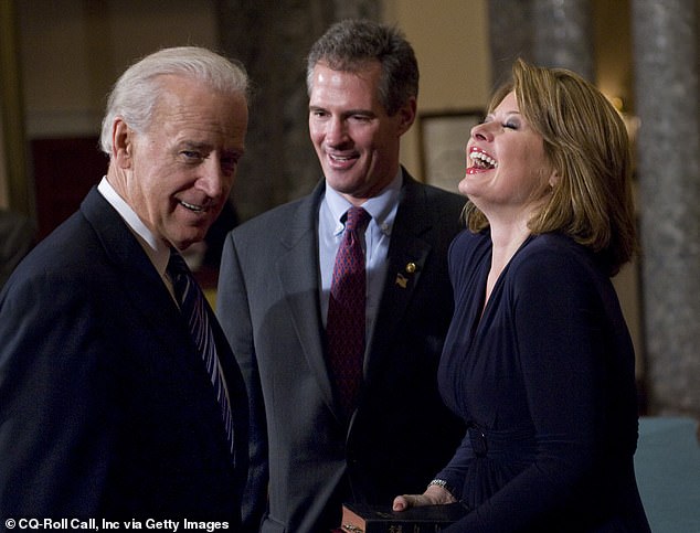 Der frühere Senator von Massachusetts, Scott Brown, drohte damit, Joe Biden „zu verarschen“, weil er sich bei seiner Vereidigungszeremonie 2010 mit seiner TV-Star-Frau Gail Huff „handgreiflich“ gemacht hatte.  Auf dem Bild ist die Nacht zu sehen, in der sich der mutmaßliche Vorfall ereignete