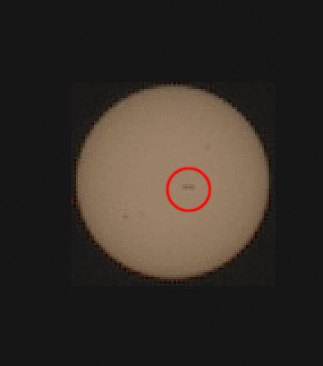 Die genauen Maße des Sonnenflecks sind unbekannt, aber der Rover der NASA konnte Bilder davon machen, während er sich mehr als 240 Millionen Kilometer von der Sonne entfernt befand