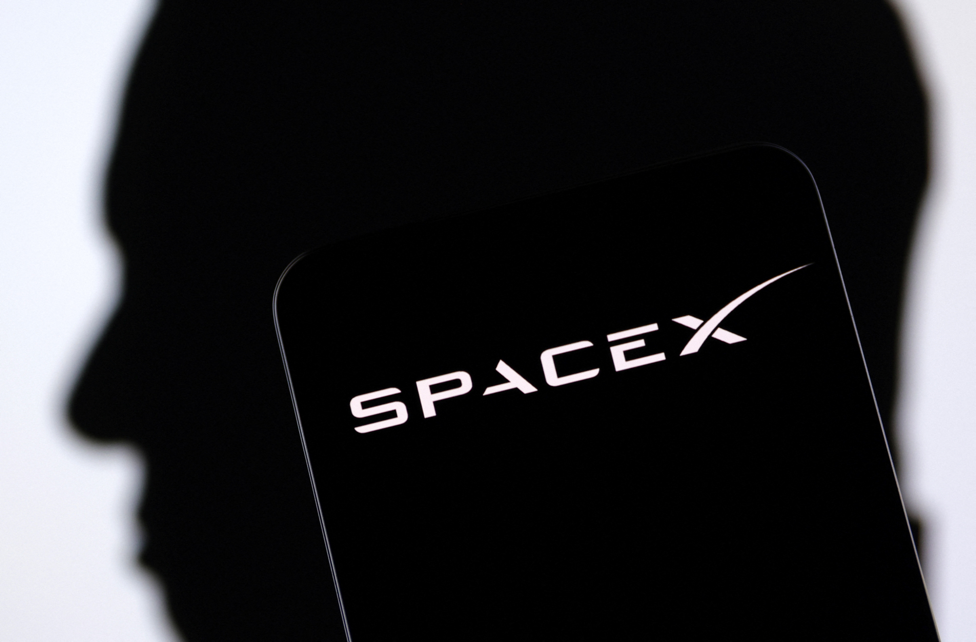 Die Abbildung zeigt das SpaceX-Logo und die Silhouette von Elon Musk
