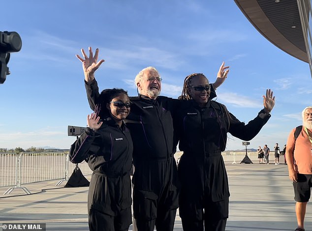 Die ersten Weltraumtouristen von Virgin Galactic umarmten ihre Freunde und Familie während des „Heldenspaziergangs“, bevor sie zur Startrampe des Weltraumbahnhofs reisten, um ihre epische Reise an die letzte Grenze anzutreten