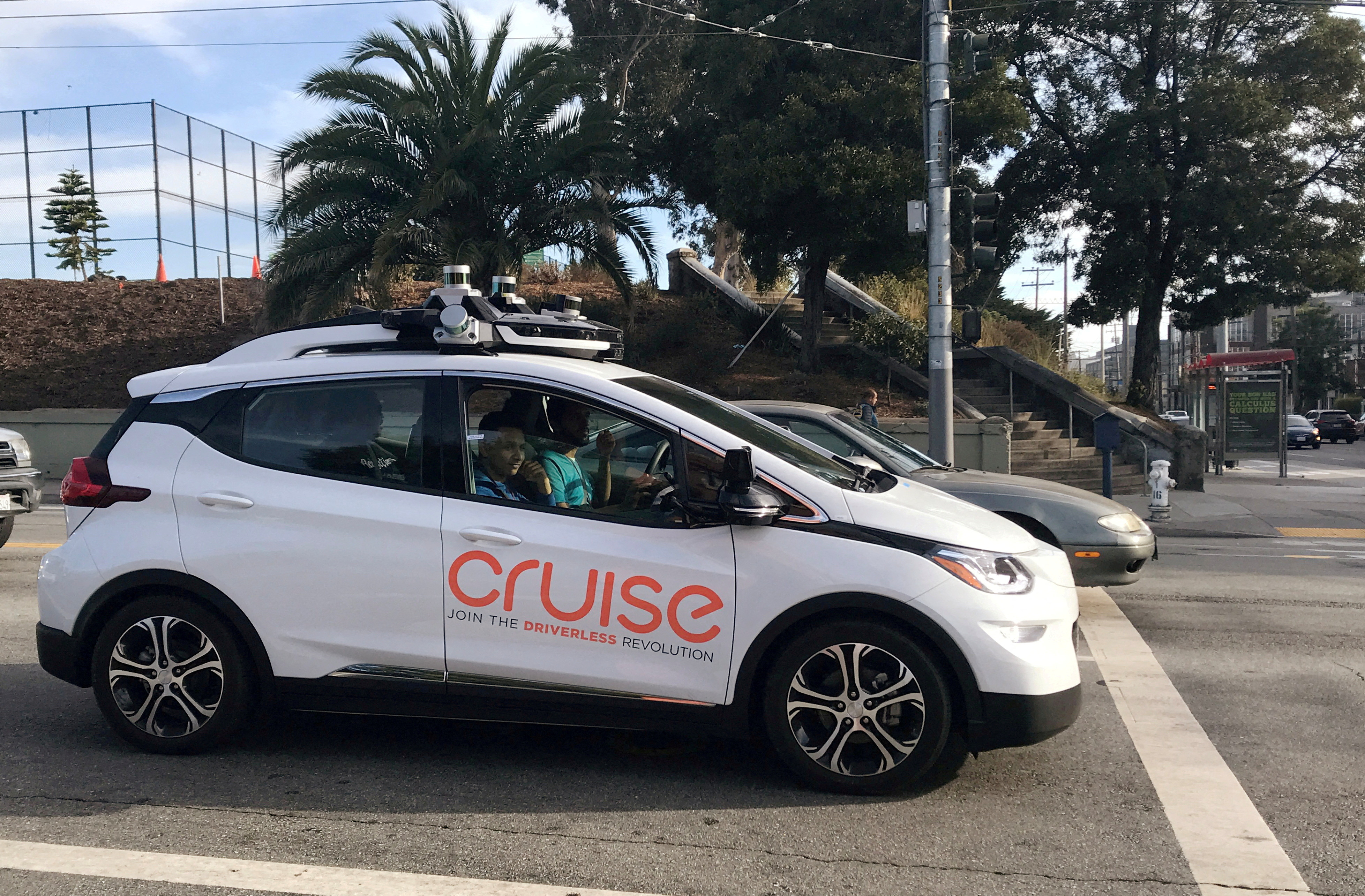 Vor dem Hauptsitz des Unternehmens in San Francisco ist ein selbstfahrendes Cruise-Auto zu sehen, das der General Motors Corp. gehört