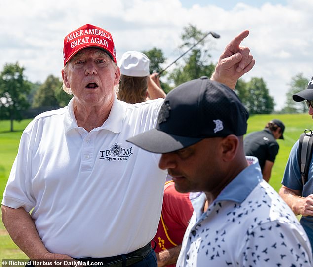 Donald Trump war zurück in New Jersey, um am letzten Tag von LIV Golf die Action zu genießen