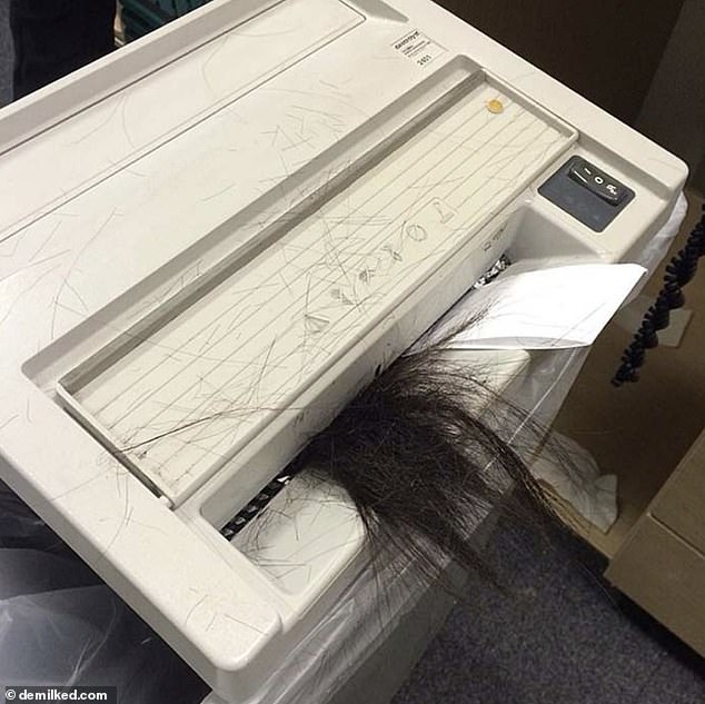Einer Frau blieben bei der Arbeit die Haare in einem Aktenvernichter hängen – und sie musste sich unerwartet die Haare schneiden lassen